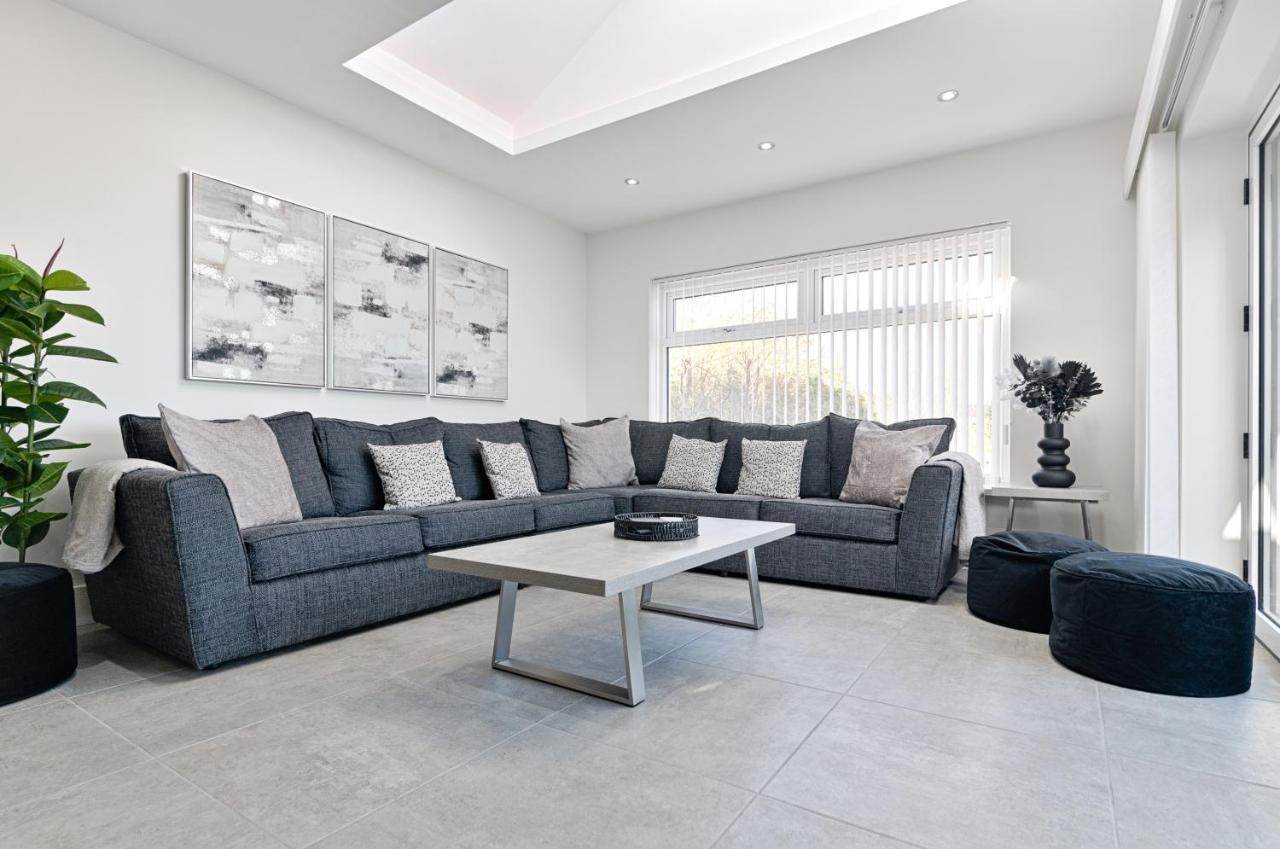 Luxury Property With Hot Tub And Sea Views Oystermouth 외부 사진